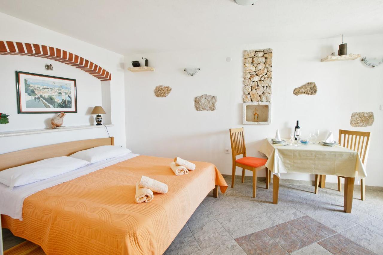 Paradise Stone Apartments Bol Rum bild