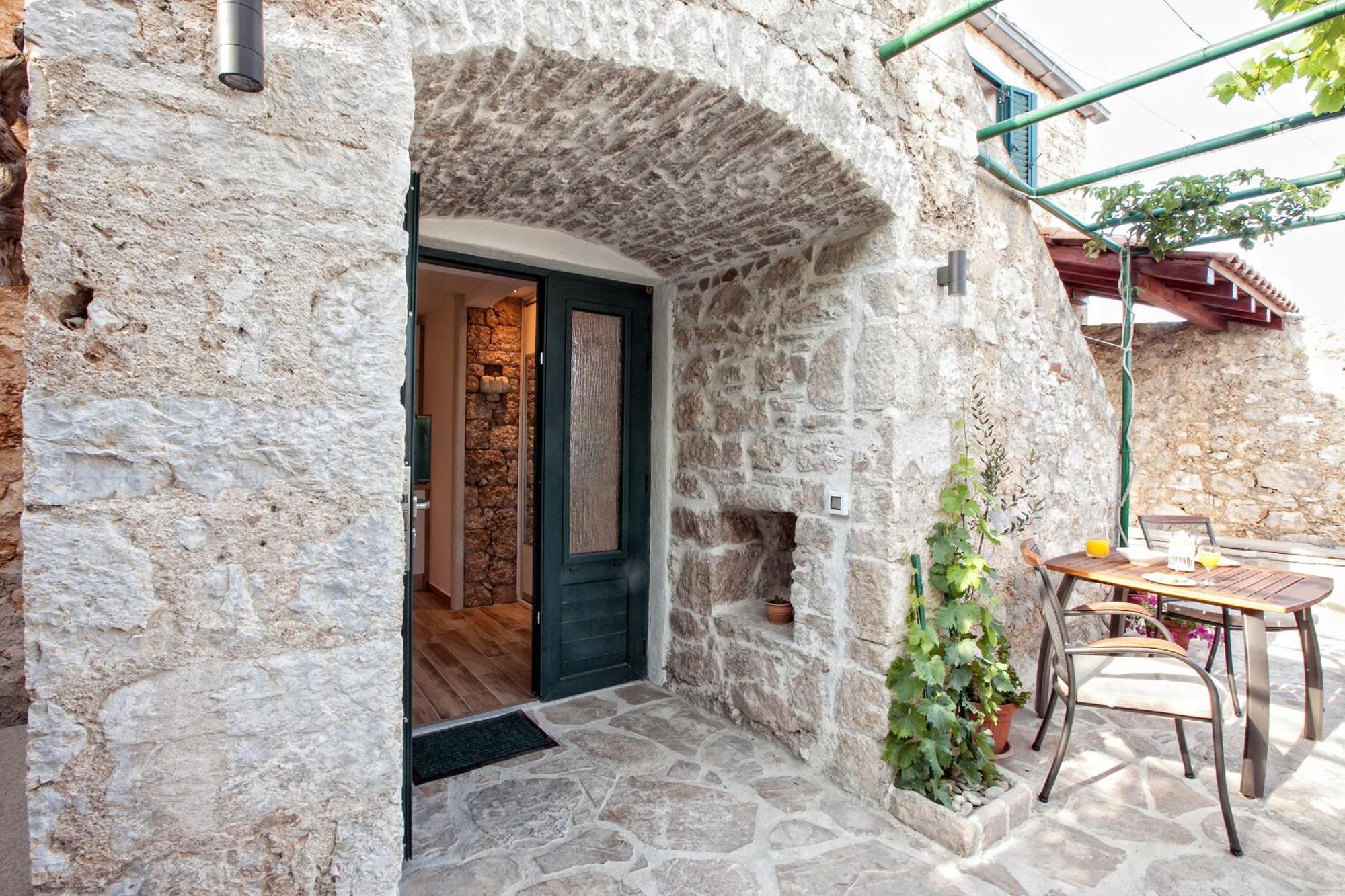 Paradise Stone Apartments Bol Rum bild